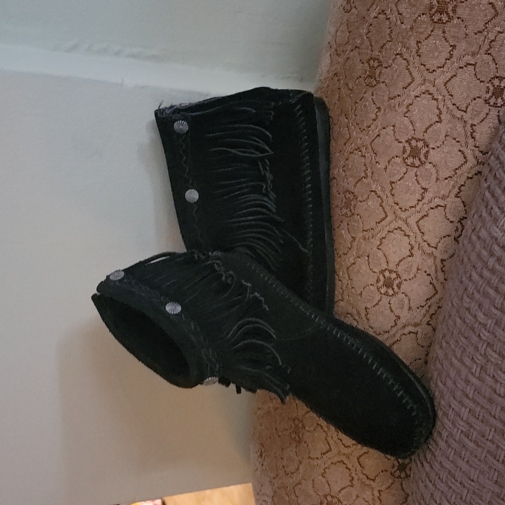 Minnetonka black fringe suede boots size 7½